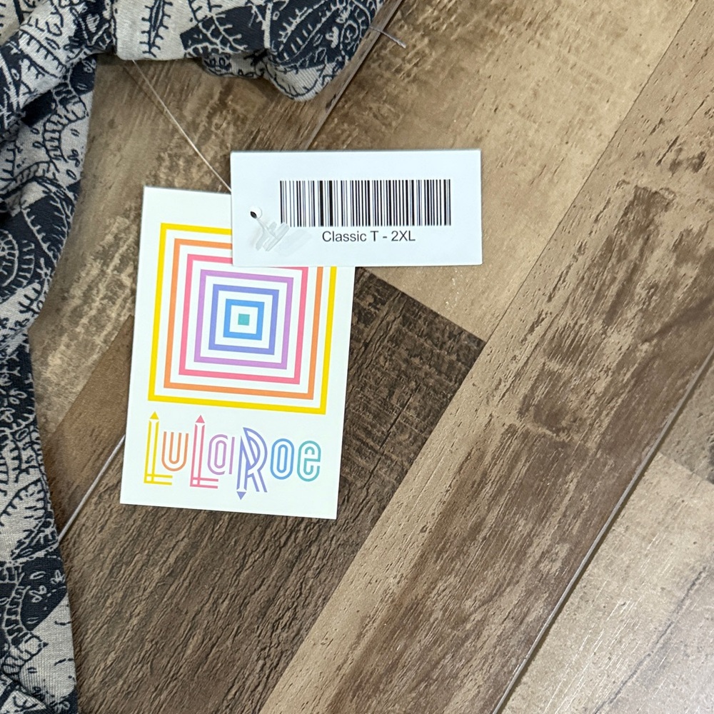 LuLaRoe Black and Cream grey  Geometric Short Sleeve‎ Tee - Picture 2 of 2